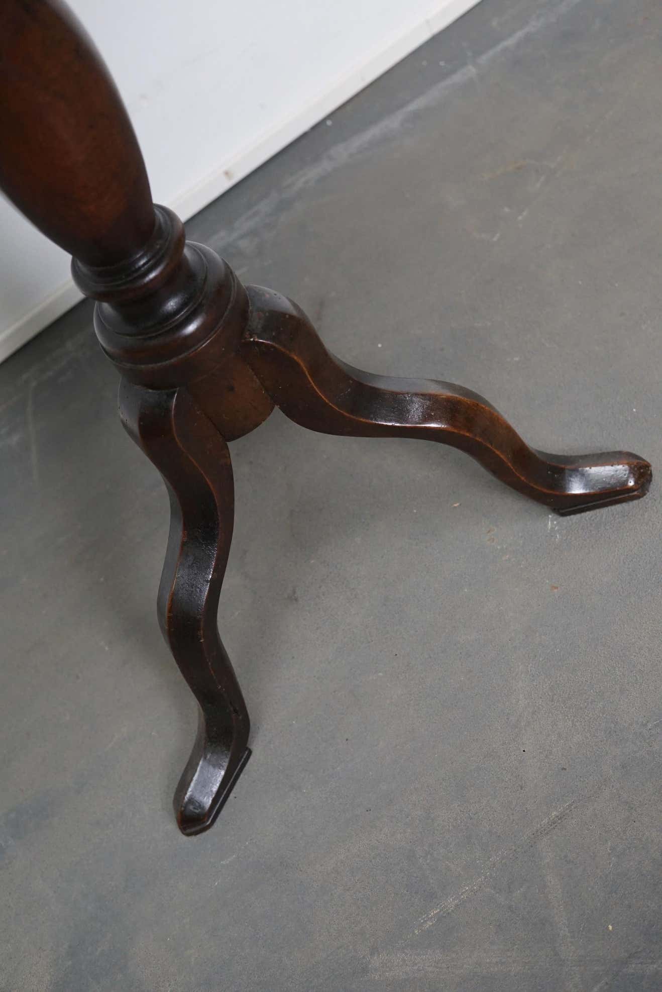 18th century Georgian wine table with reclining mahogany tray