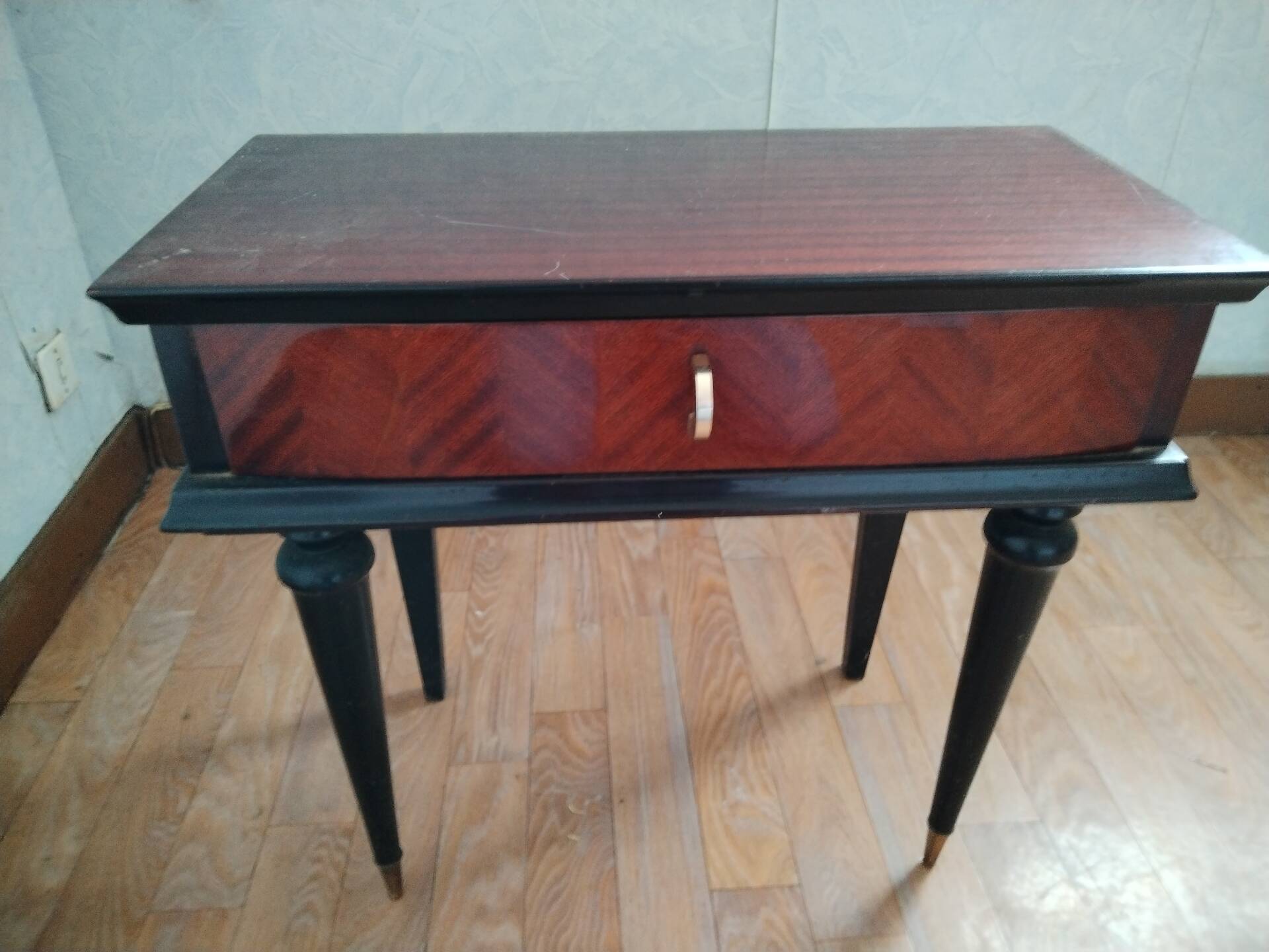 Mid-century bedside table with compass legs – Reconstruction style