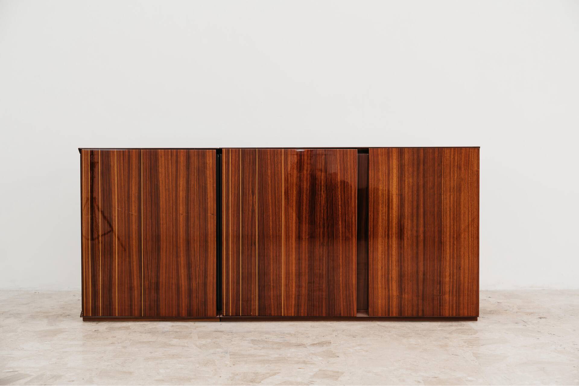 Enfilade en palissandre monumental en bois zèbre laqué de style mid-century.