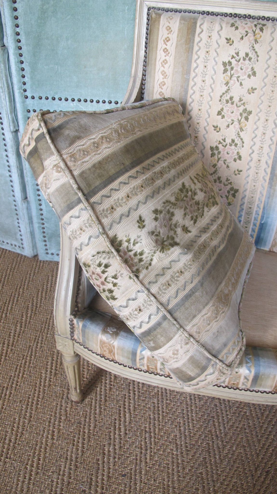Louis XVI Shepherdess, 19th century copy, upholstered, beautiful antique chiseled