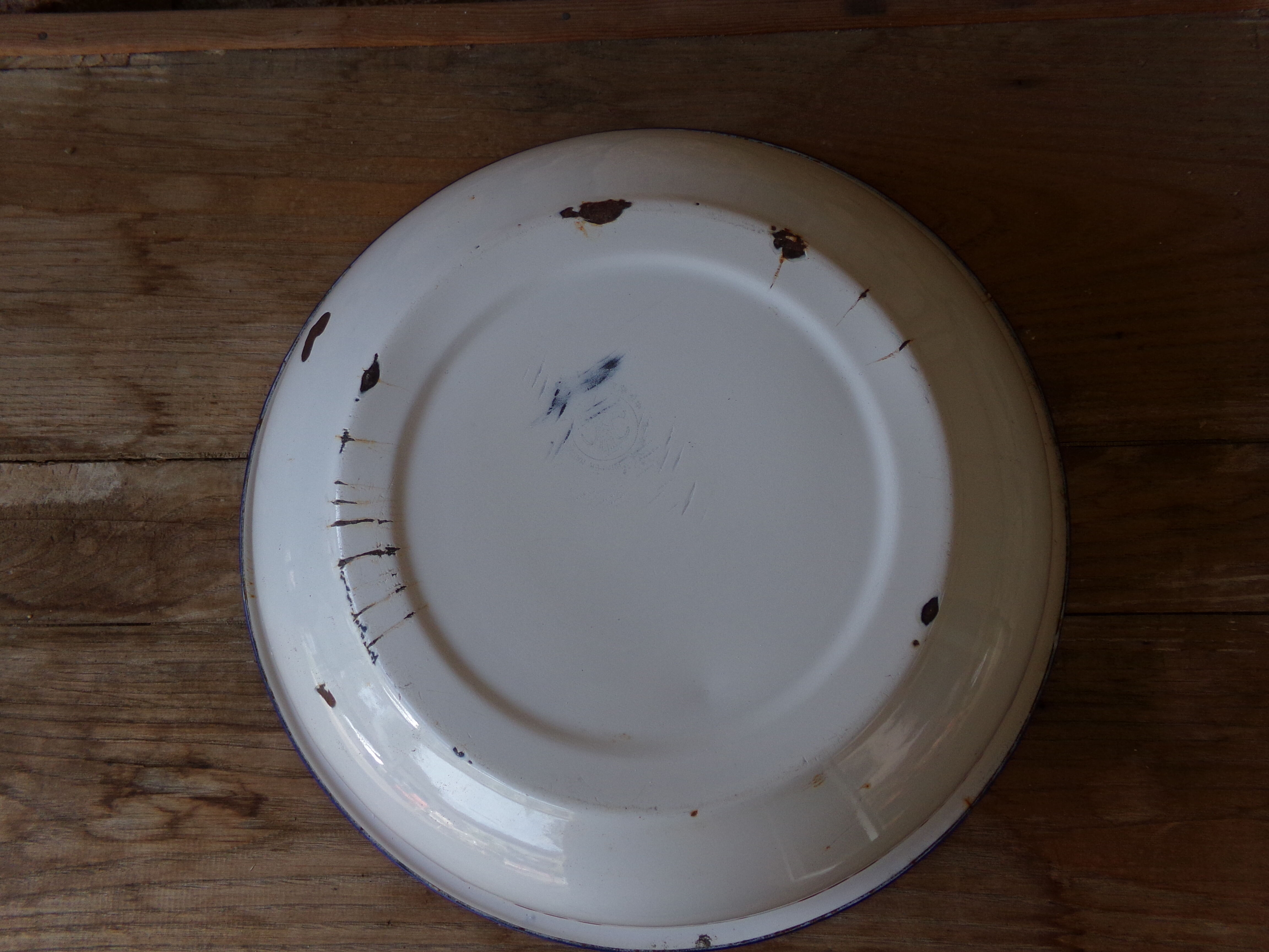 Enamelled sheet metal basin floral decoration