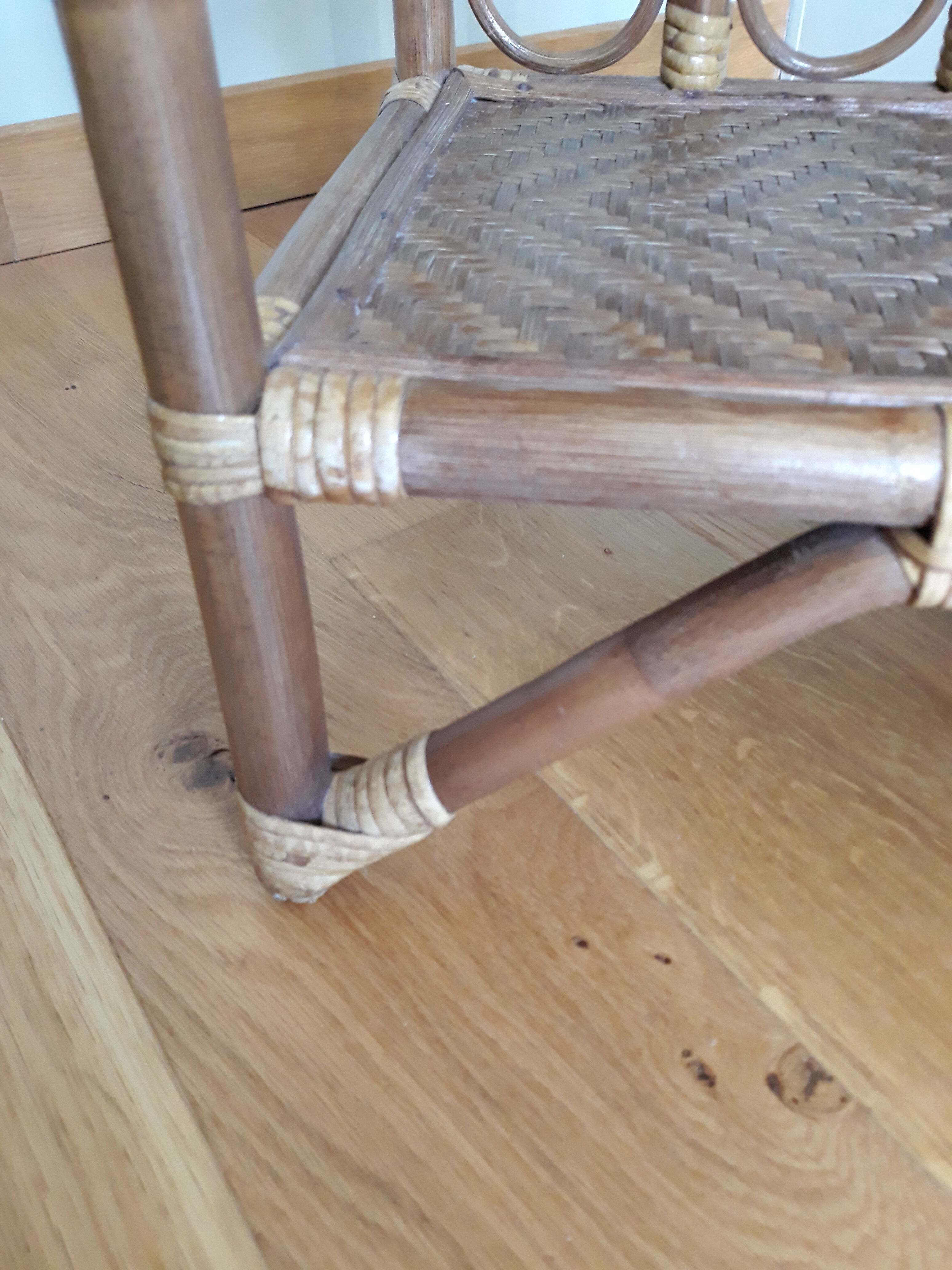 Light rattan shelf with canning