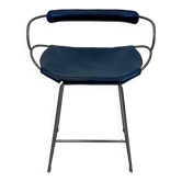 Tabouret de bar contemporain organique avec dossier en métal noir fumé et cuir bleu marine