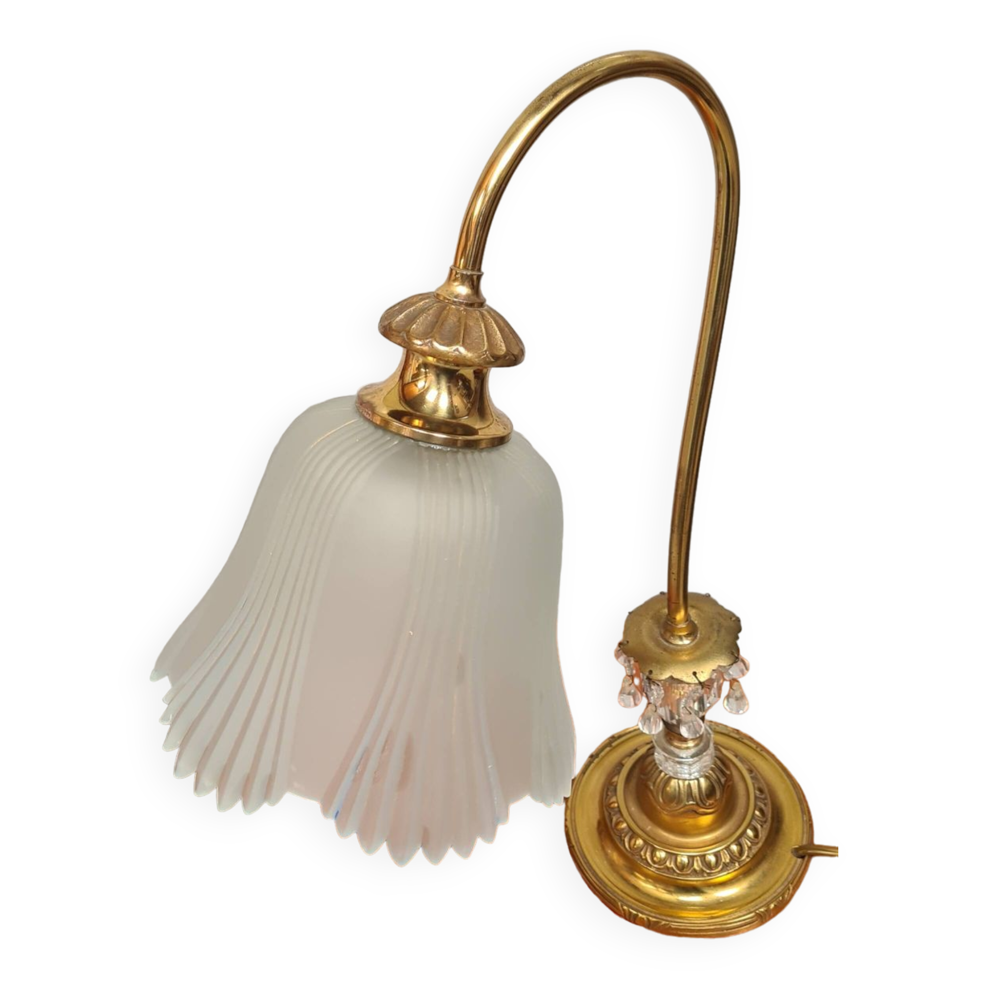 Large brass lamp with tassels 1970 to 80 and opaque molded glass, very good condition, electric ok, elegant