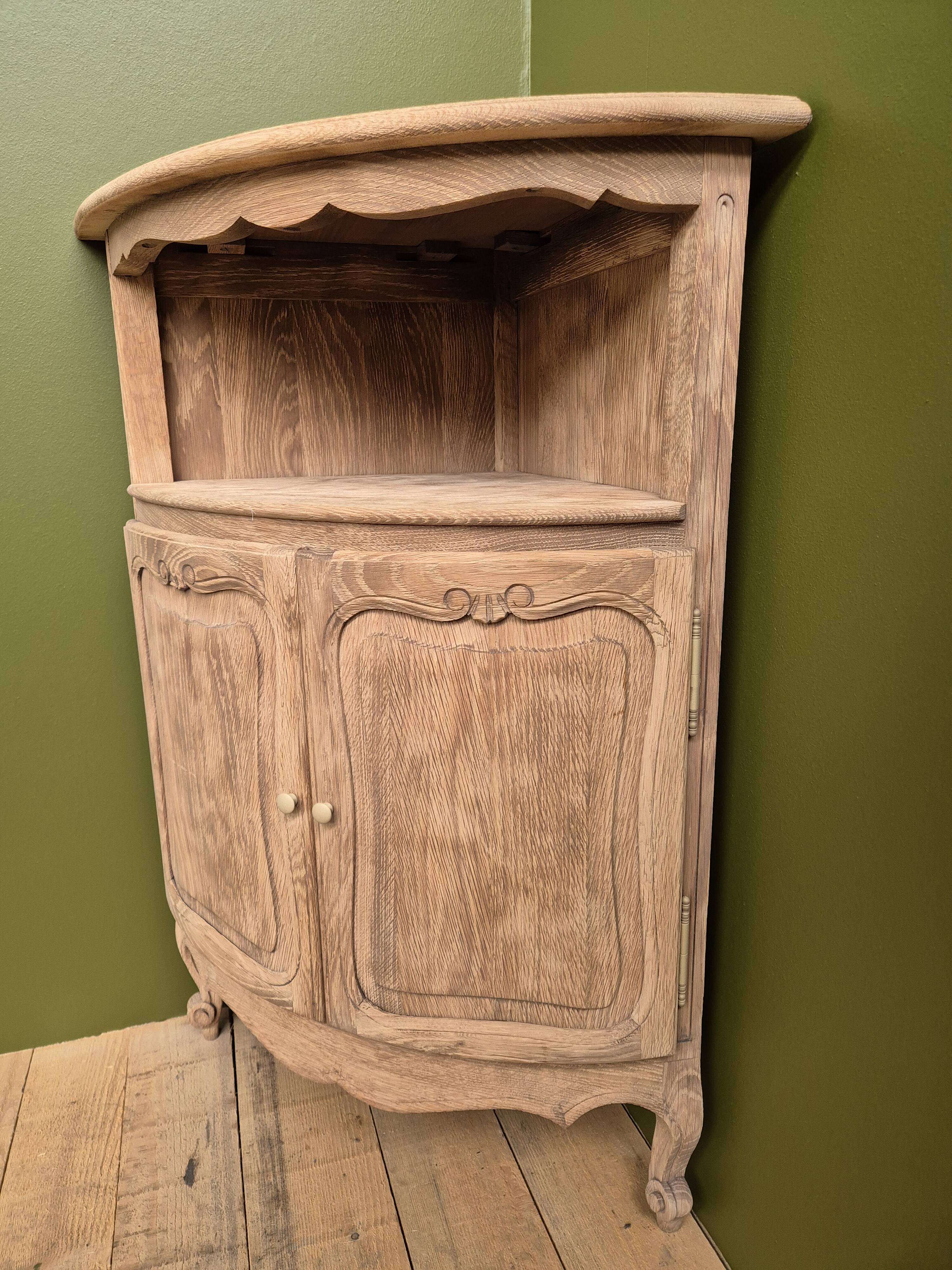 Corner cabinet