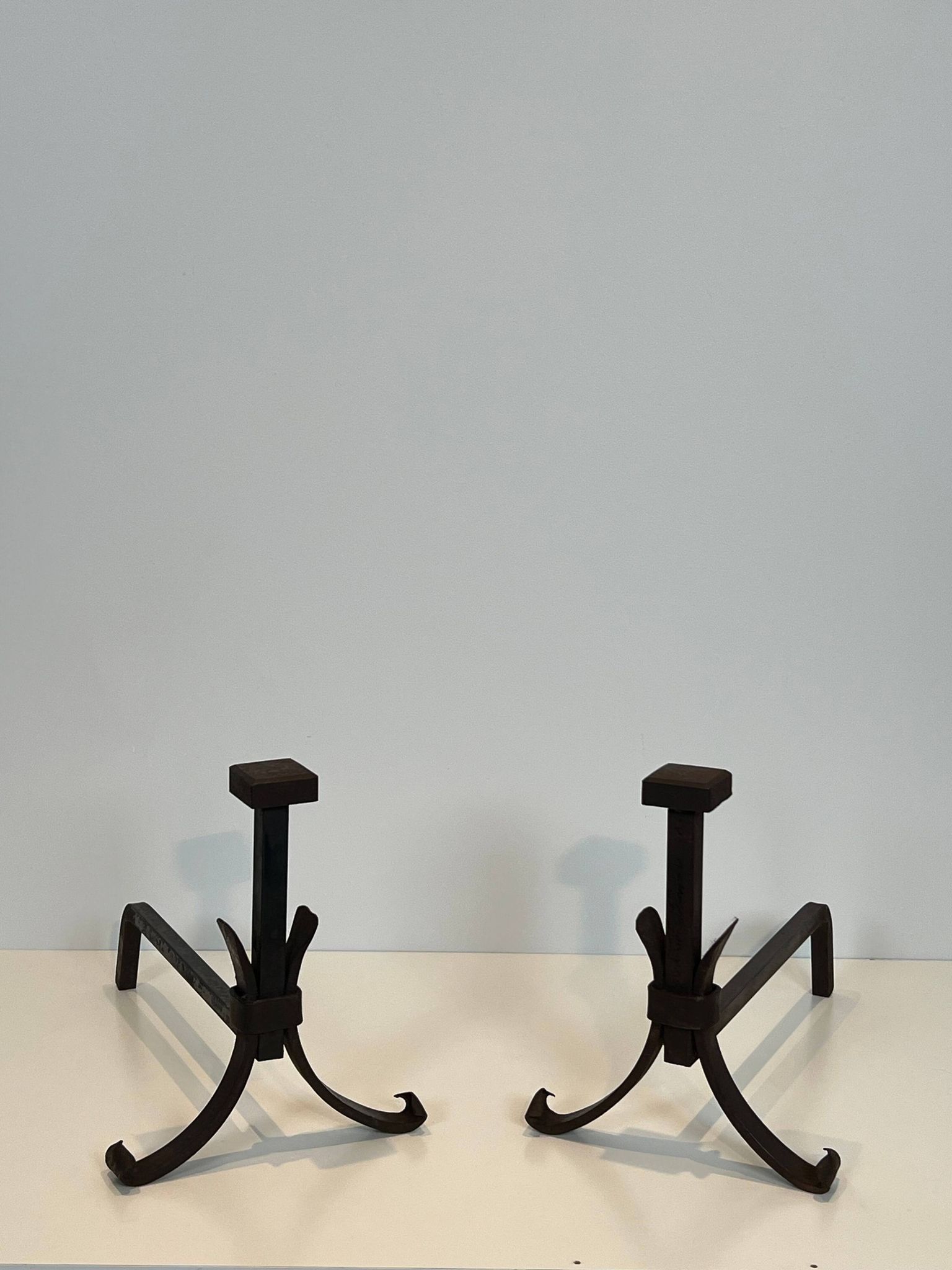 Paire de chenets modernistes en fer forgé