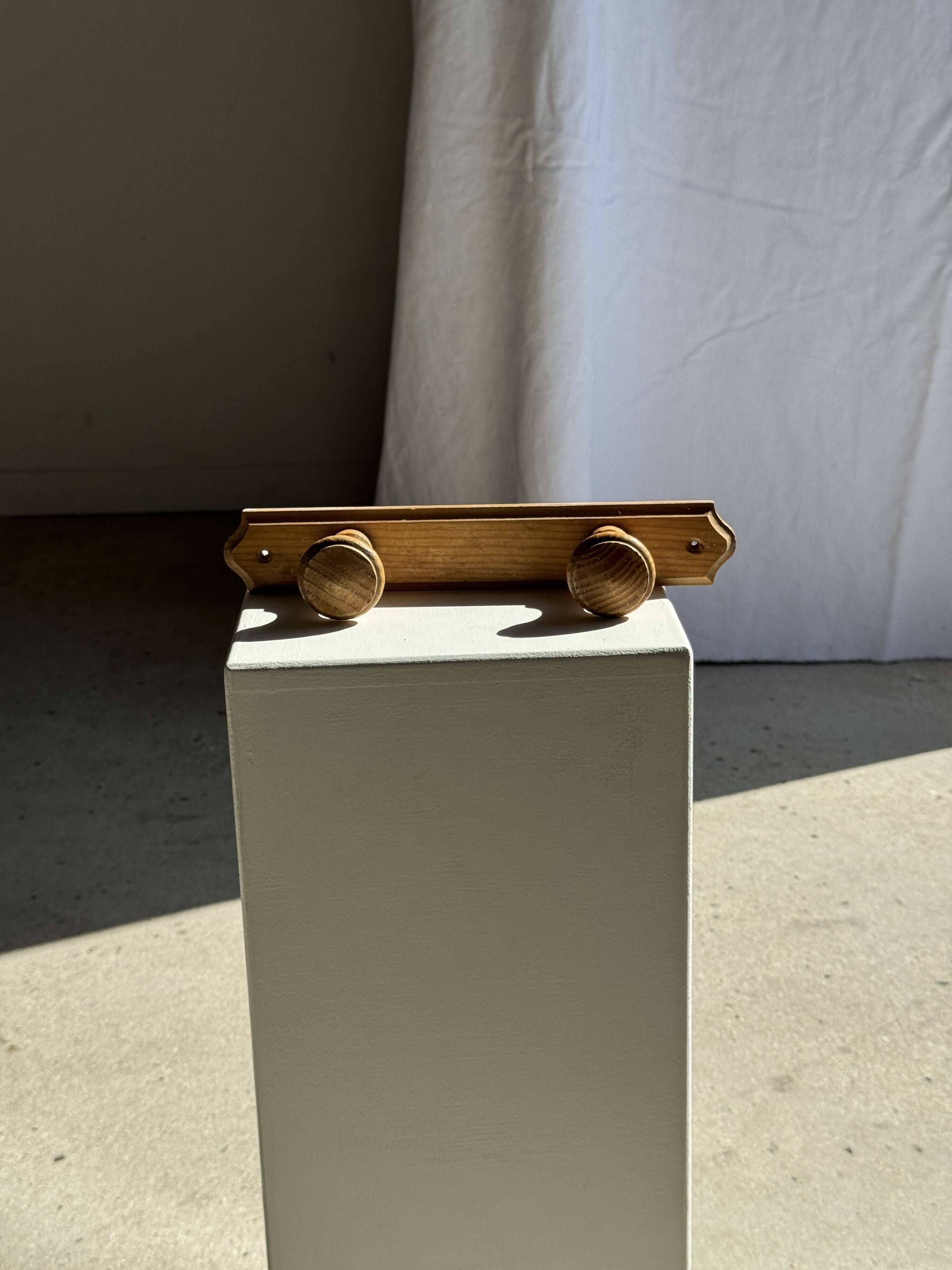 Small coat hook with two round button hooks in pine H5