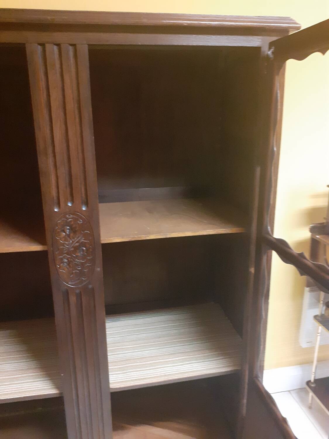 Glass cabinet/display cabinet/bookshelf