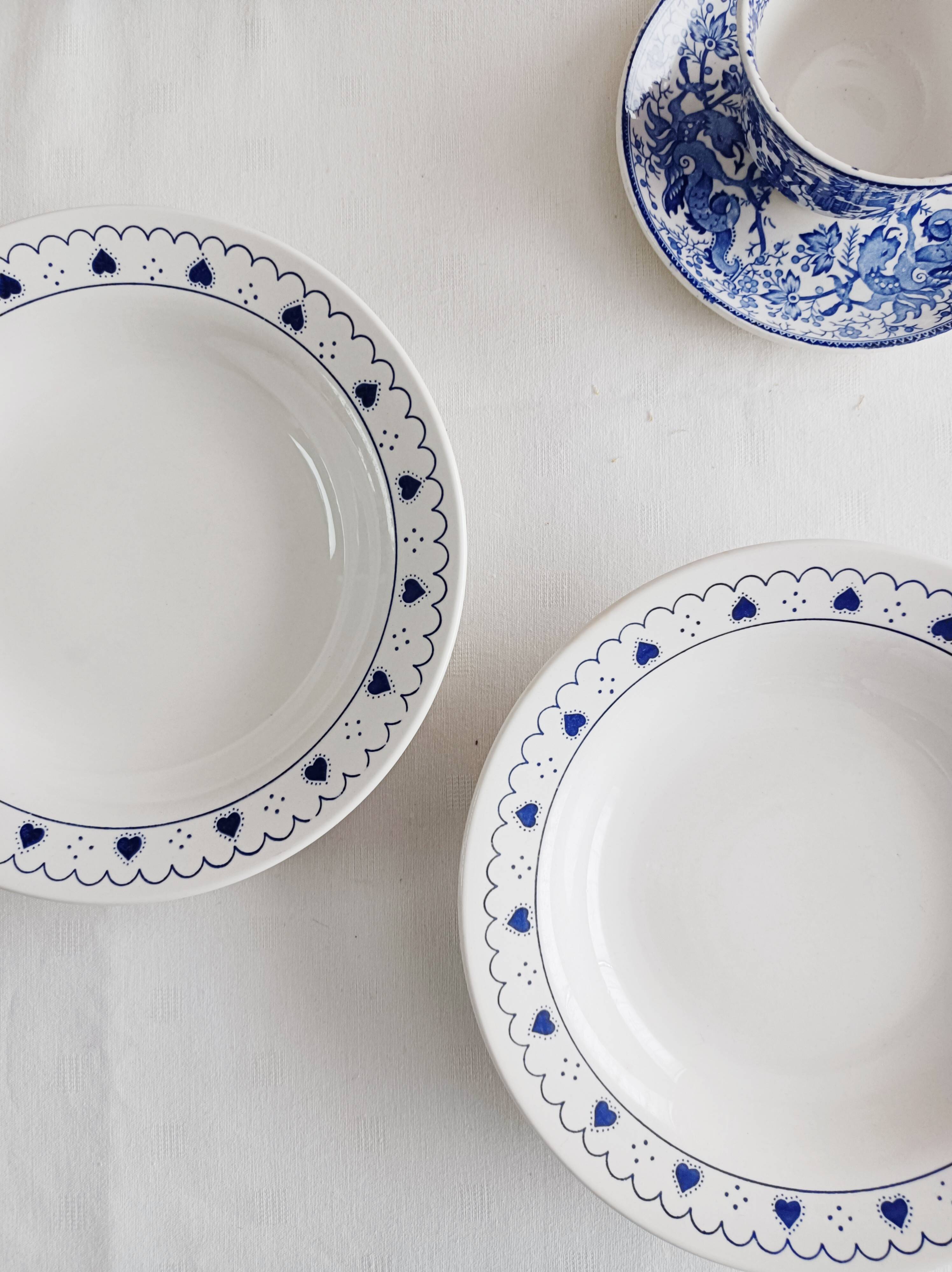 Set of 2 blue heart-shaped deep plates Oxford Brazil.