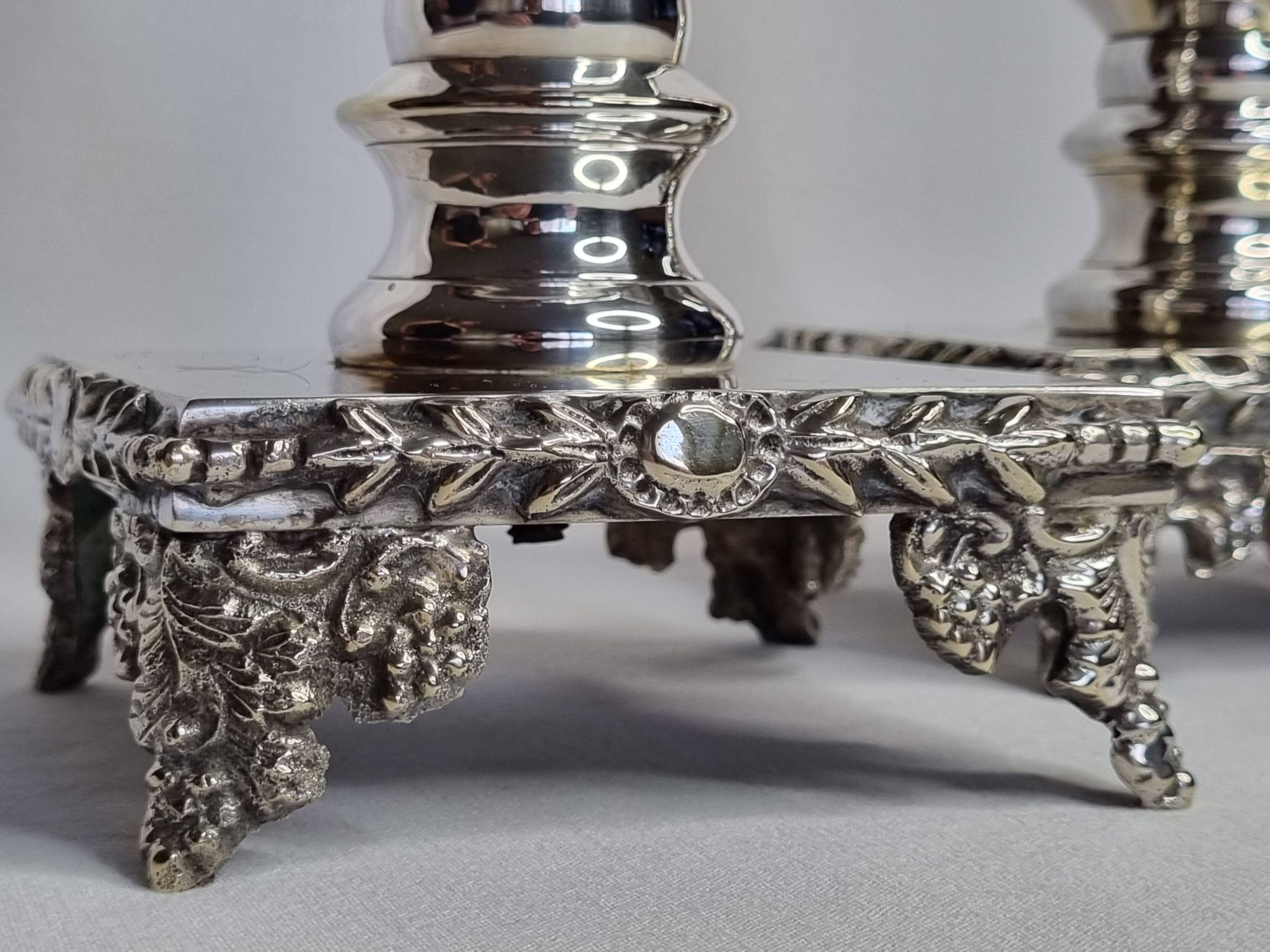 Paire de flambeaux style Louis XVI en métal argenté à plateformes 29 cm