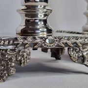 Paire de flambeaux style Louis XVI en métal argenté à plateformes 29 cm