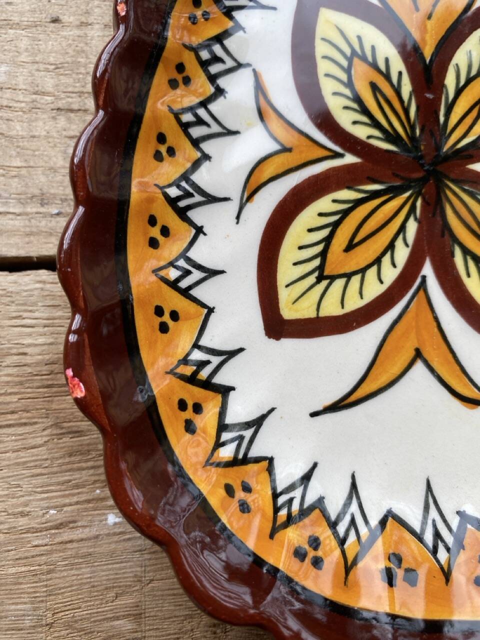 Small wall plate in Henriot Quimper earthenware, floral decoration.