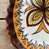 Small wall plate in Henriot Quimper earthenware, floral decoration.