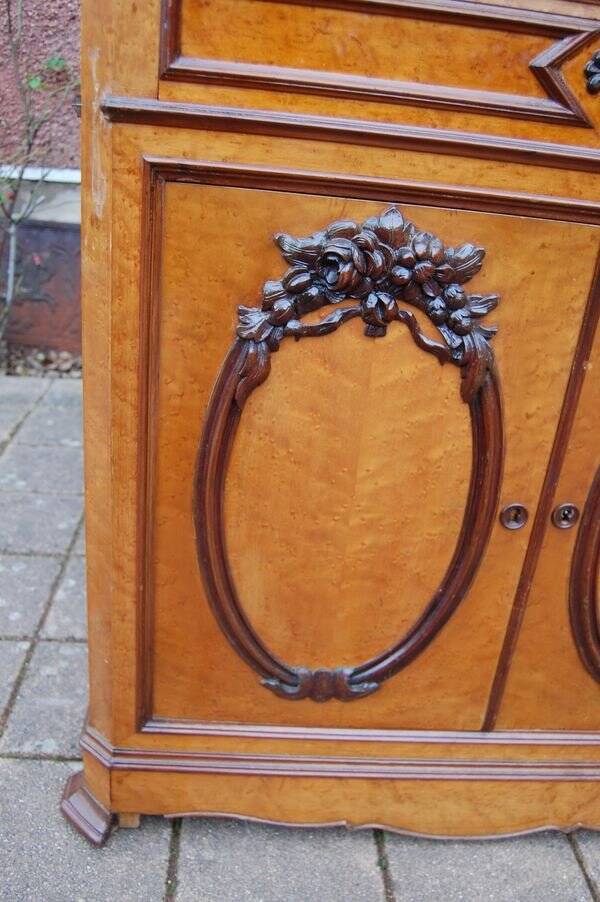 Napoleon III two-body buffet in mottled maple from the 19th century.