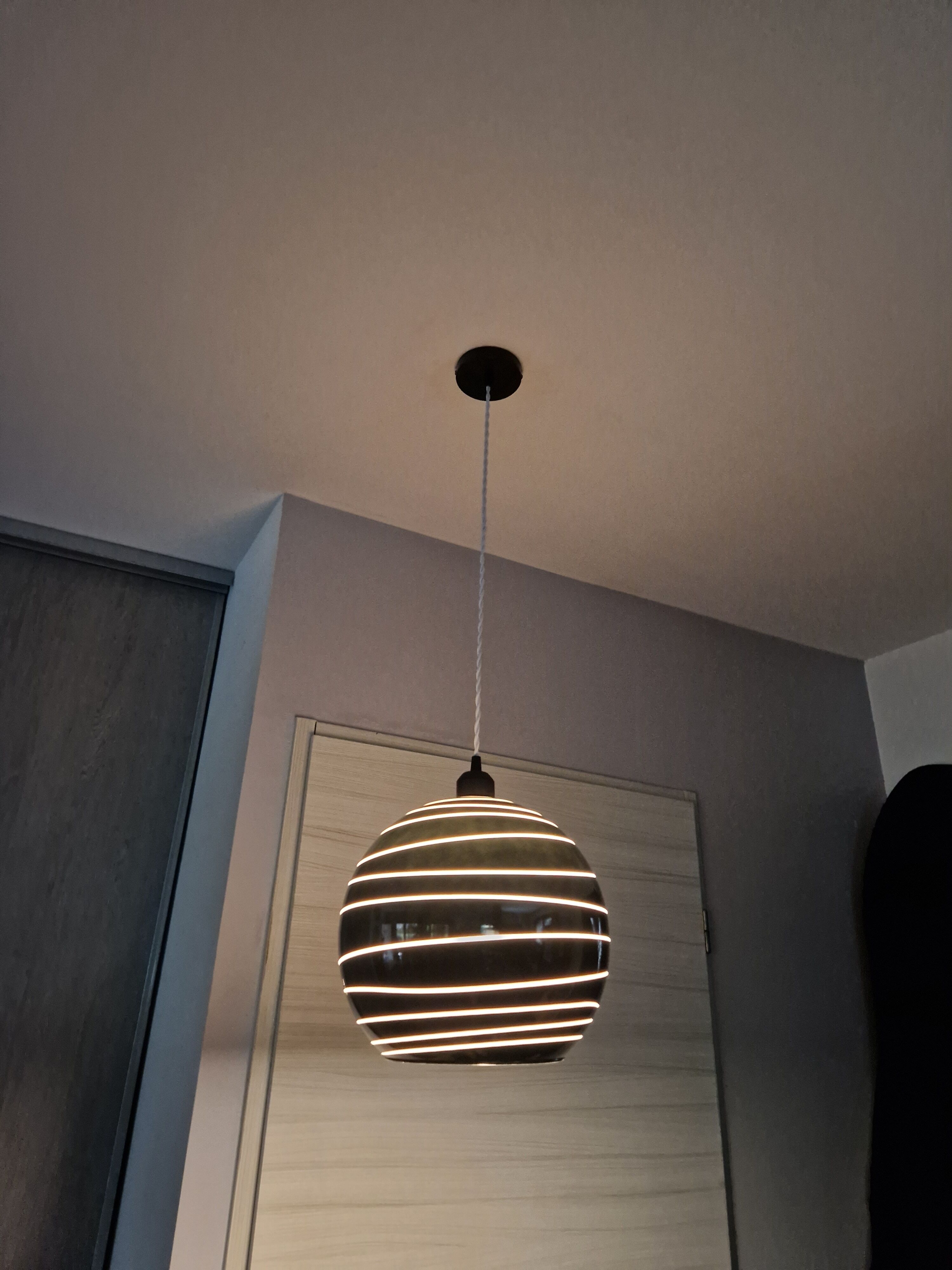 Suspension boule vintage noire et blanche