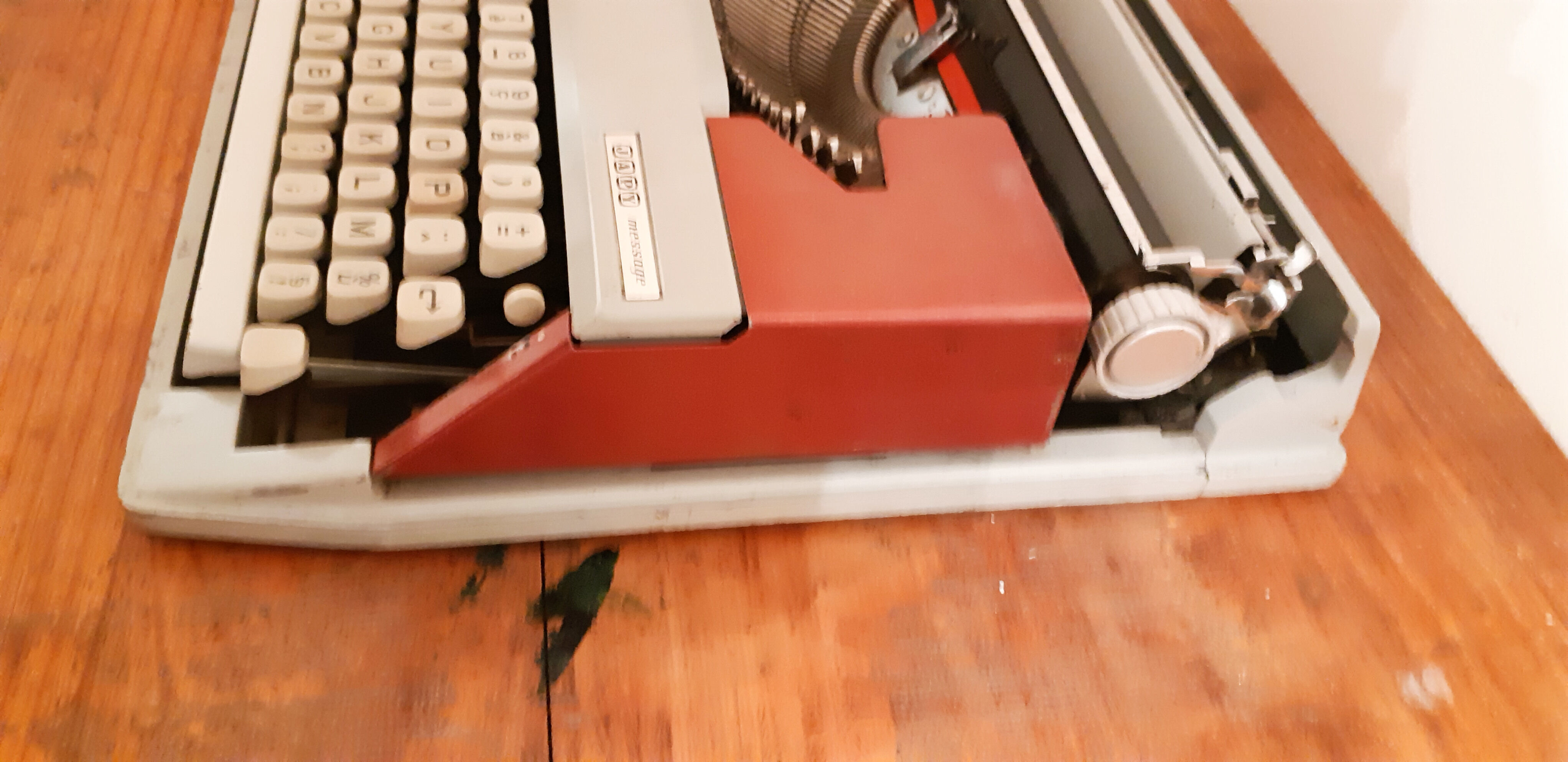 Functional portable typewriter japy message