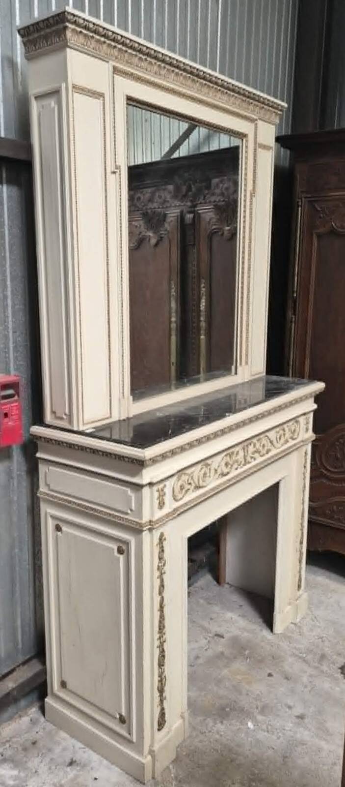 Importante cheminée de style Louis XVI, avec son trumeau le tout en bois