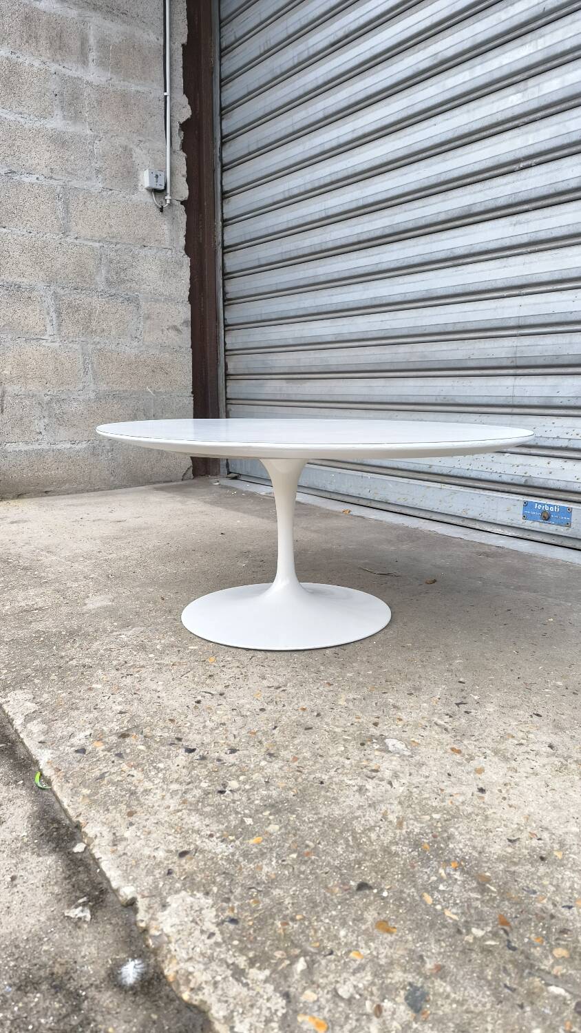 Oval Tulip Coffee Table by Knoll International design Eero Saarinen