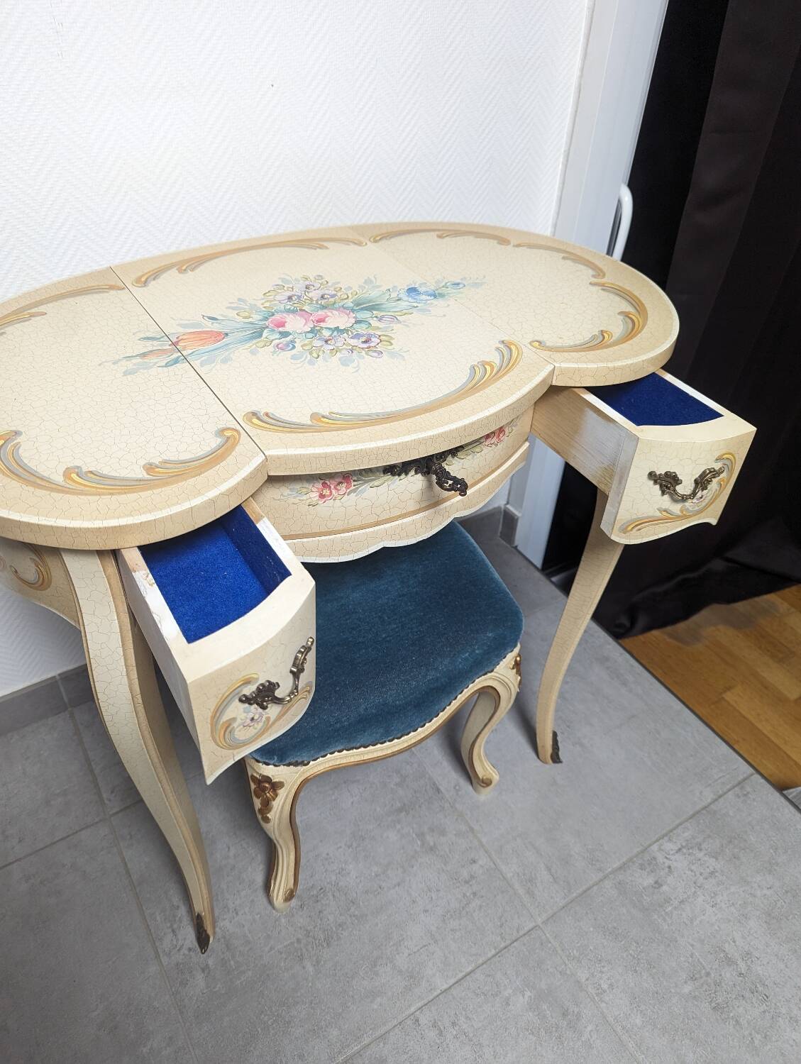 Venetian dressing table
