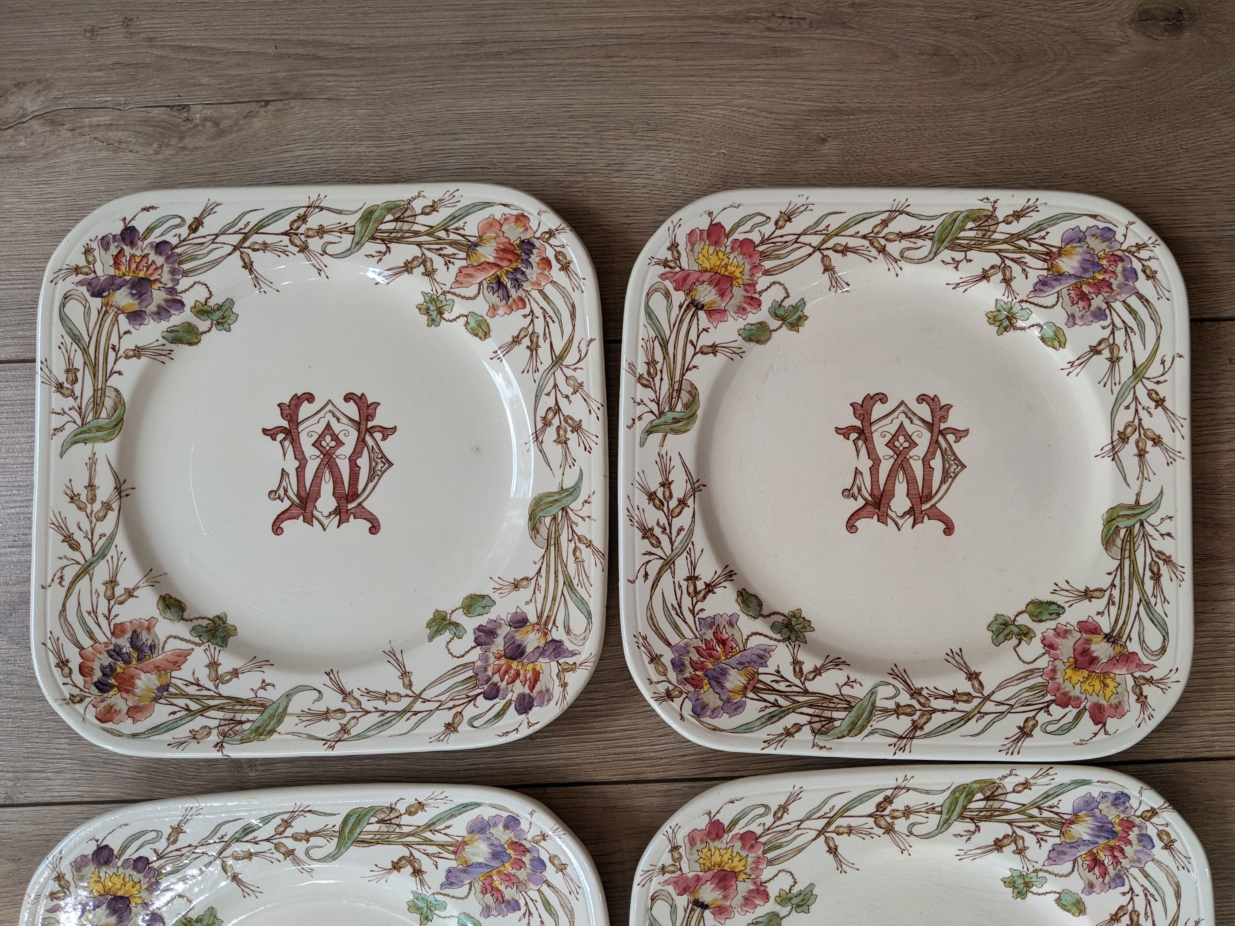 Série de 8 assiettes terre de fer Longchamp