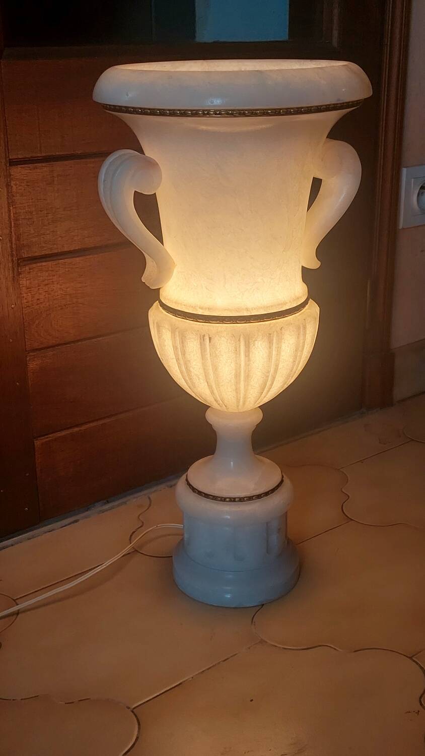 Antique style lamp with marble effect