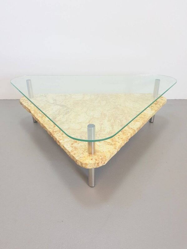 Table basse triangulaire brutaliste en marbre et acier inoxydable, années 1970