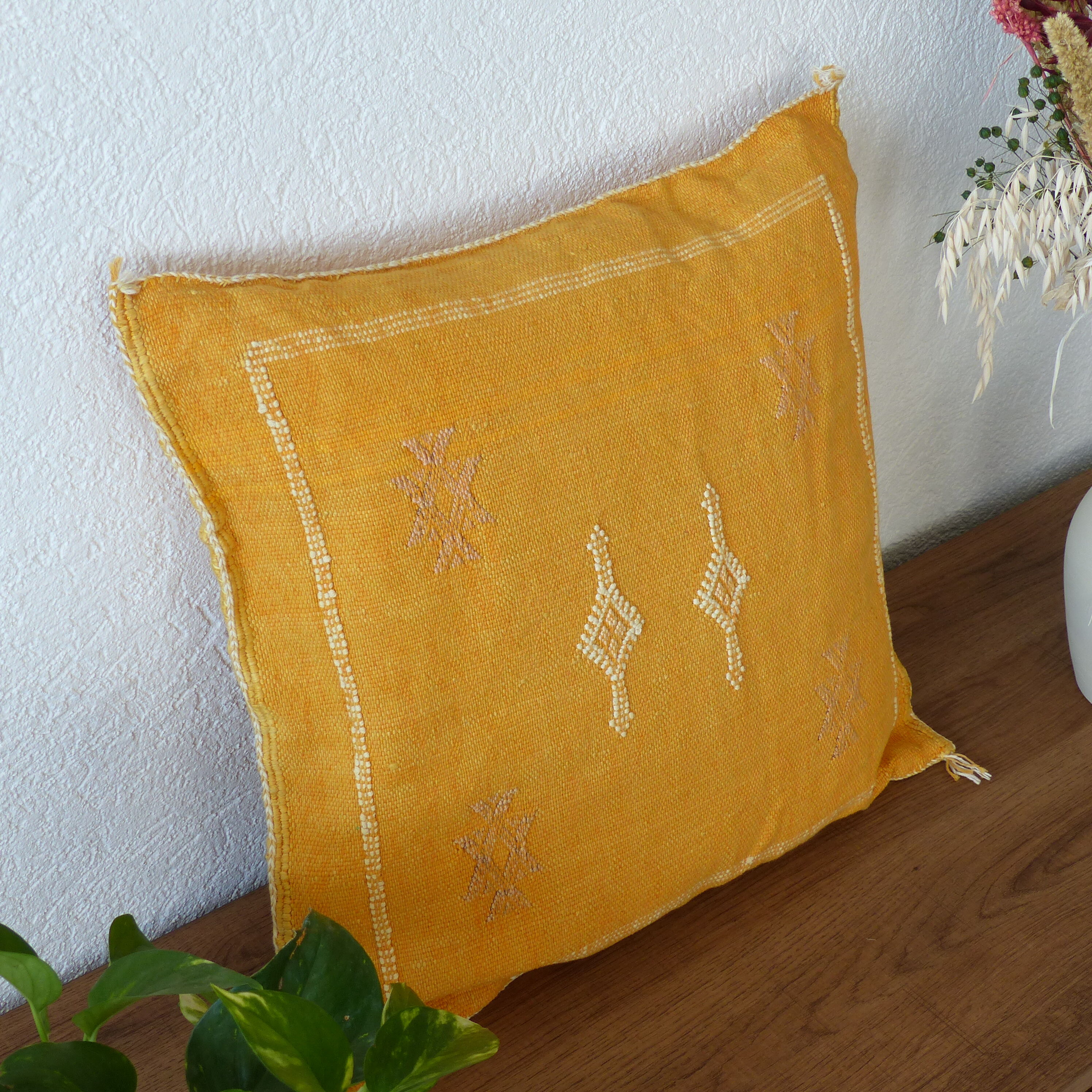 Coussin marocain jaune en soie de cactus