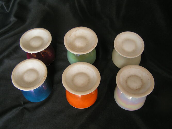 Coquetiers de couleurs en porcelaine