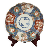 Assiette en porcelaine Imari signée à décor japonisant lacustre et biche, XIXème s.