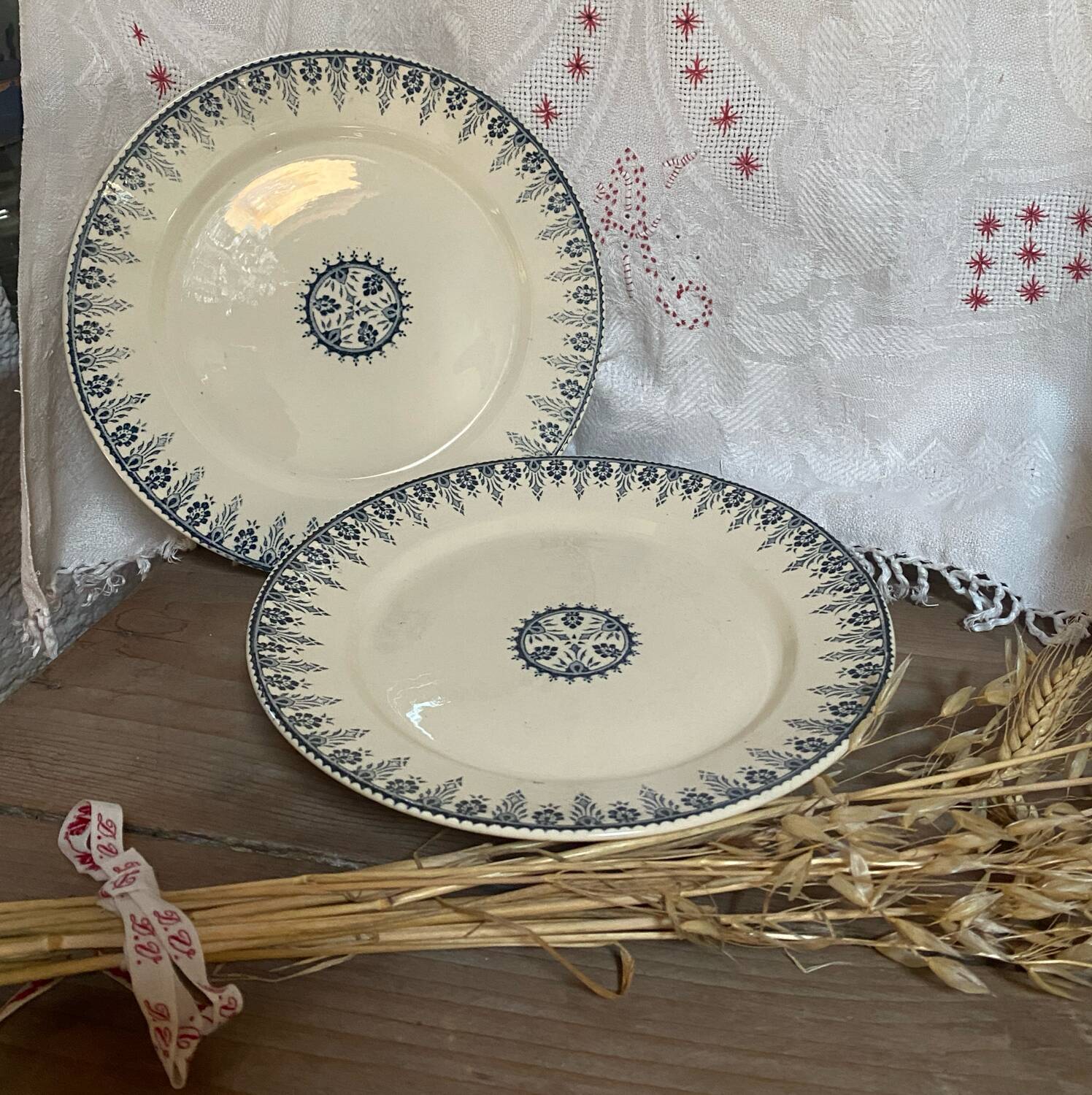 Sarreguemines and Digoin plate on pedestal