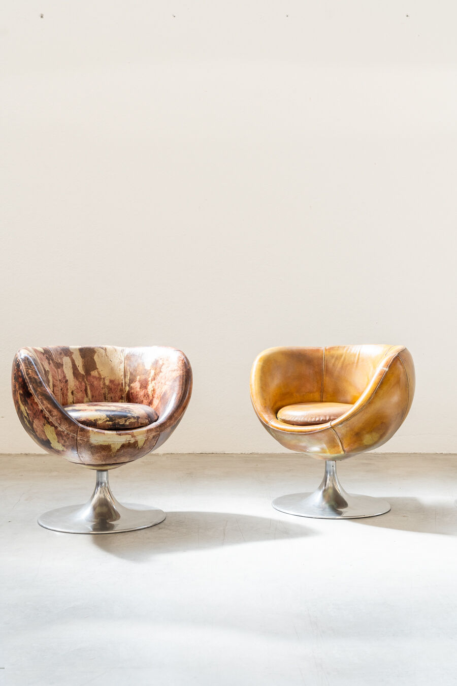 Leather swivel armchairs, early twenty-first century, set of 2