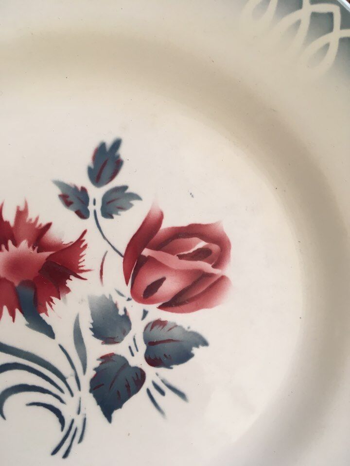 Matching flat plates in red and blue