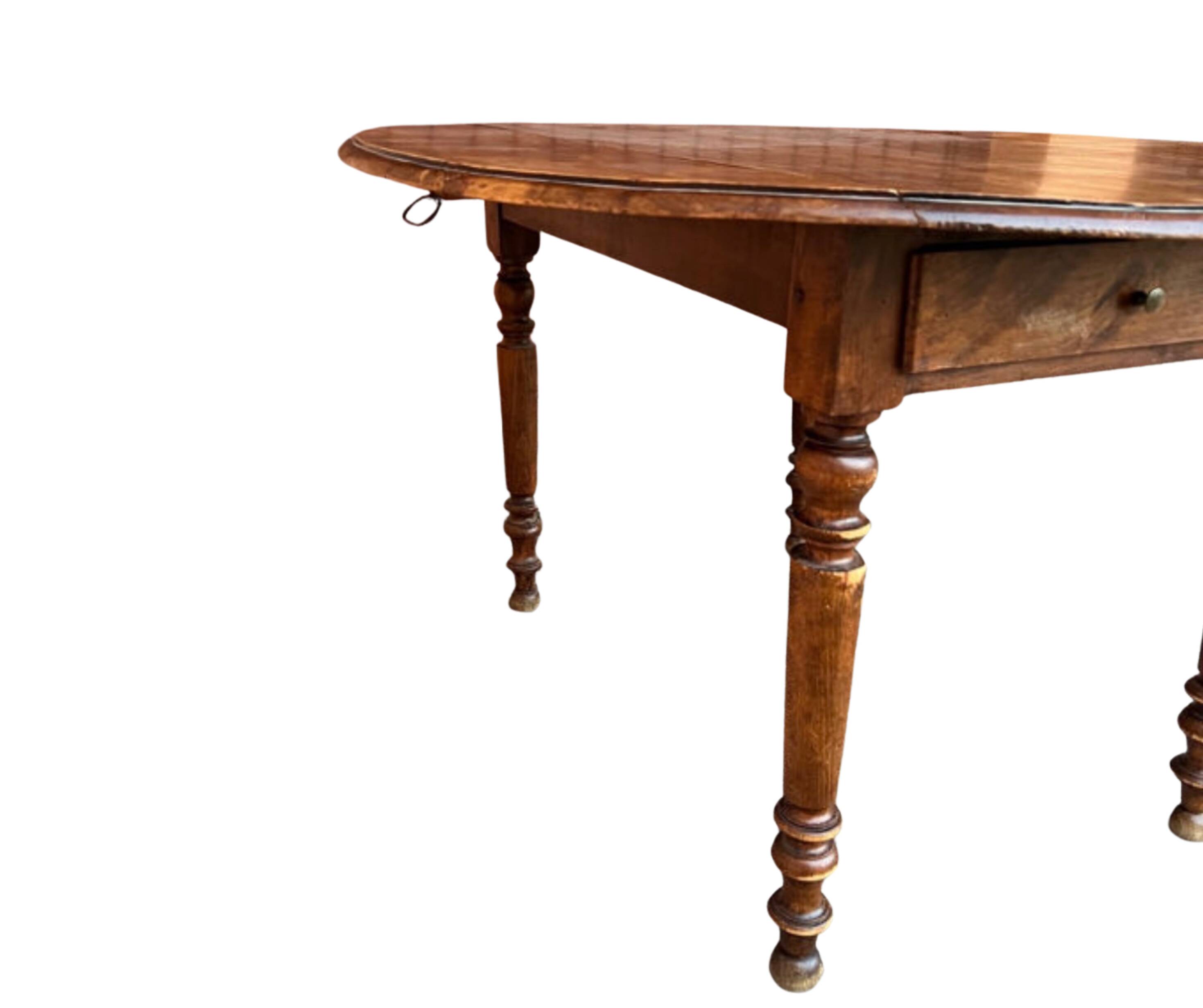 Round (foldable) table in solid wood (walnut)