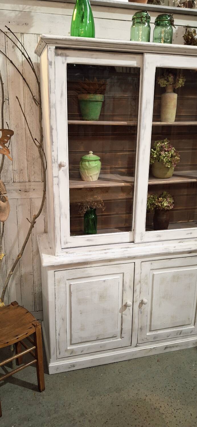 Buffet with 2 glass doors