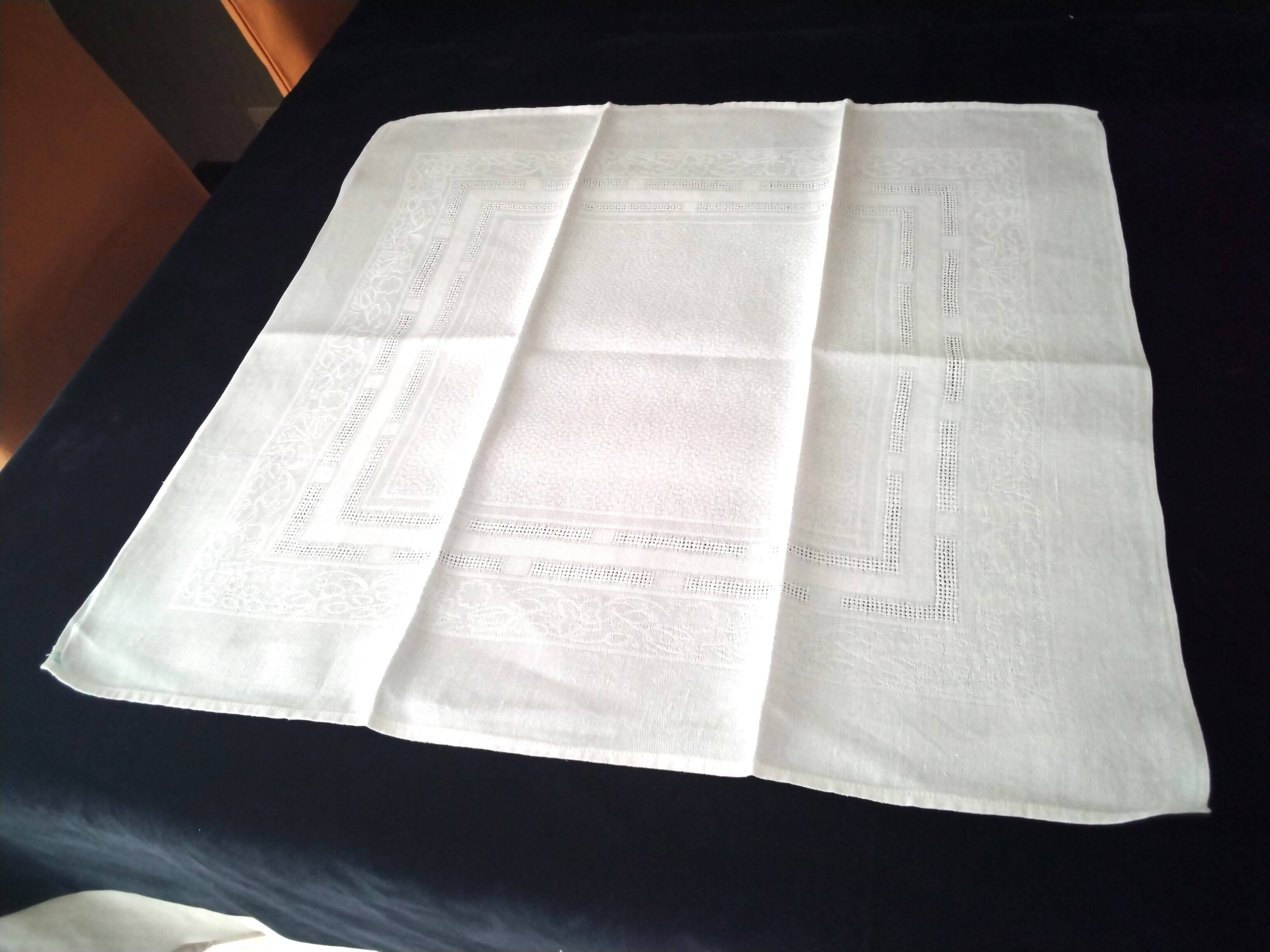 8 White damask linen napkins 55 x 59 cm