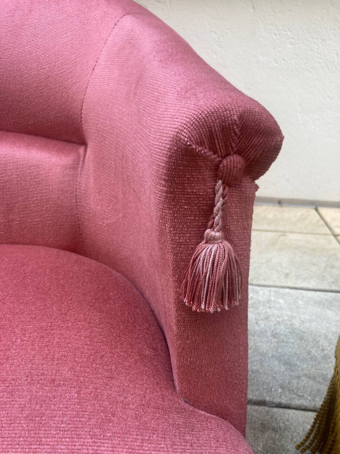 Pink velvet toad armchair
