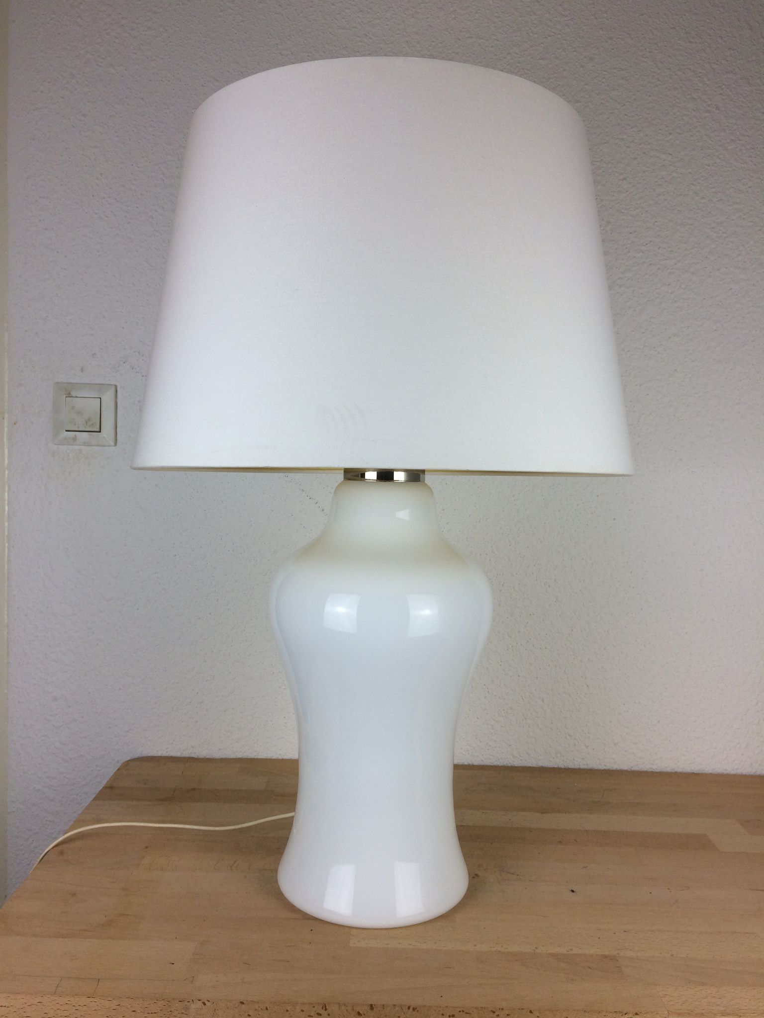 Lampe à poser opaline années 70 space age pied balustre
