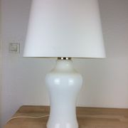 Lampe à poser opaline années 70 space age pied balustre