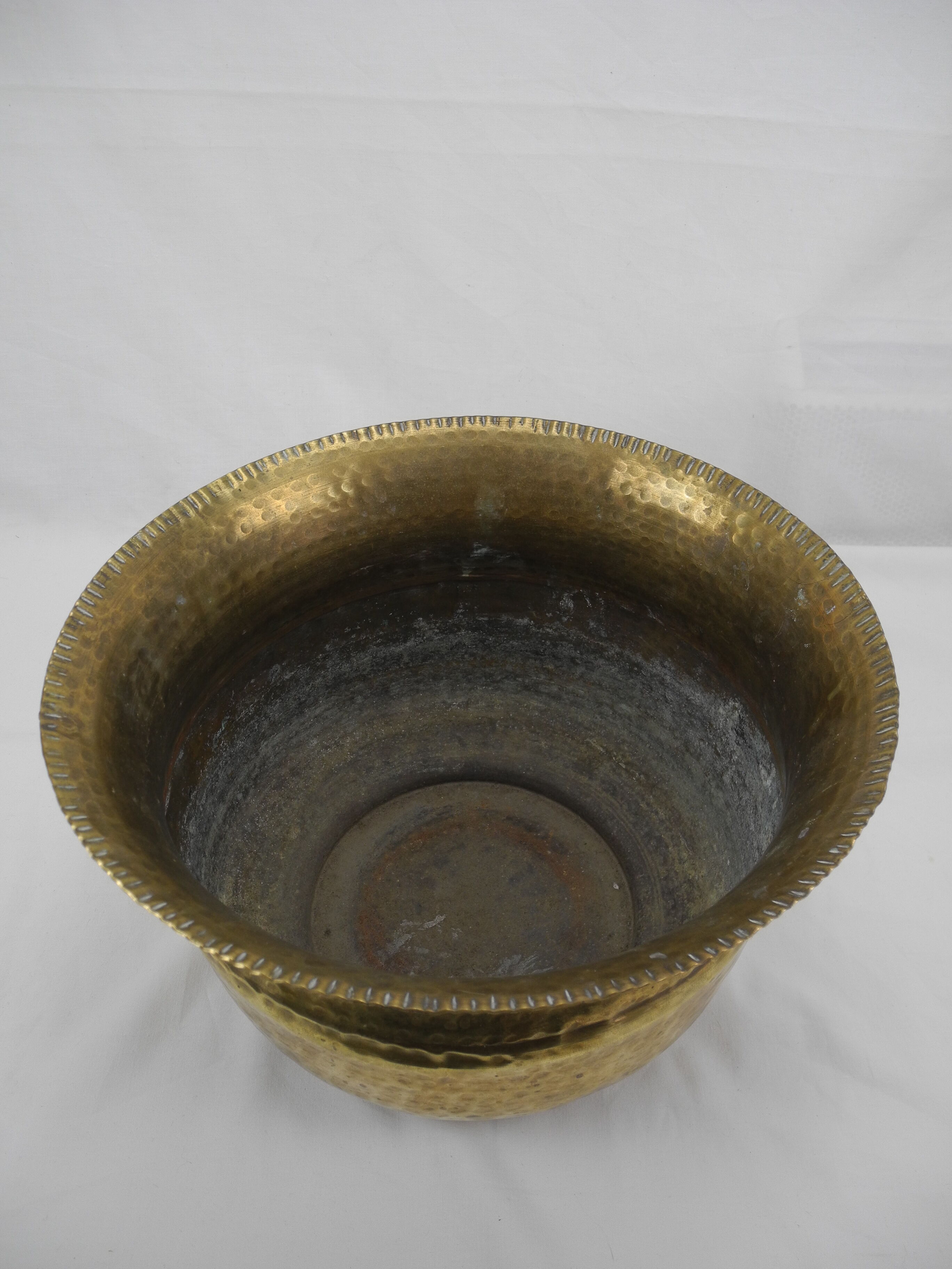 Cache pot laiton doré martelé old brass flowers pot