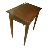 Bureau d'écolier avec encrier