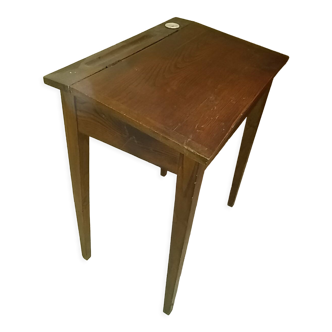 Bureau d'écolier avec encrier