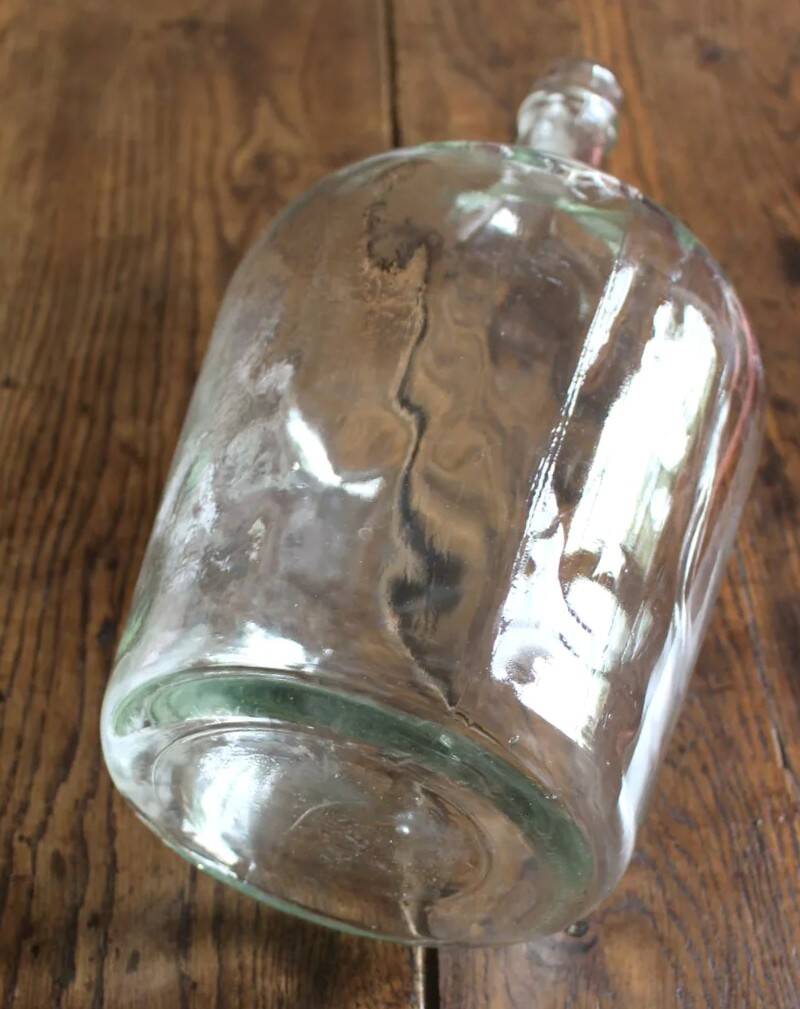 Give me a transparent glass carafe, Jeanne.
