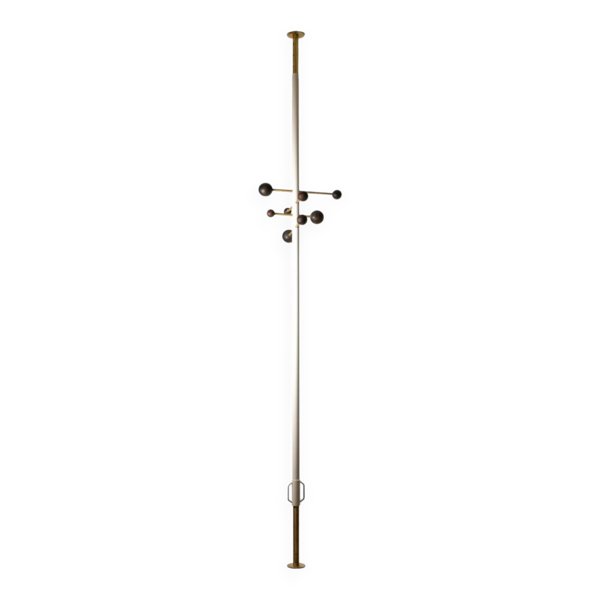 Portemanteau du sol au plafond en métal laqué et laiton. Contemporain.
