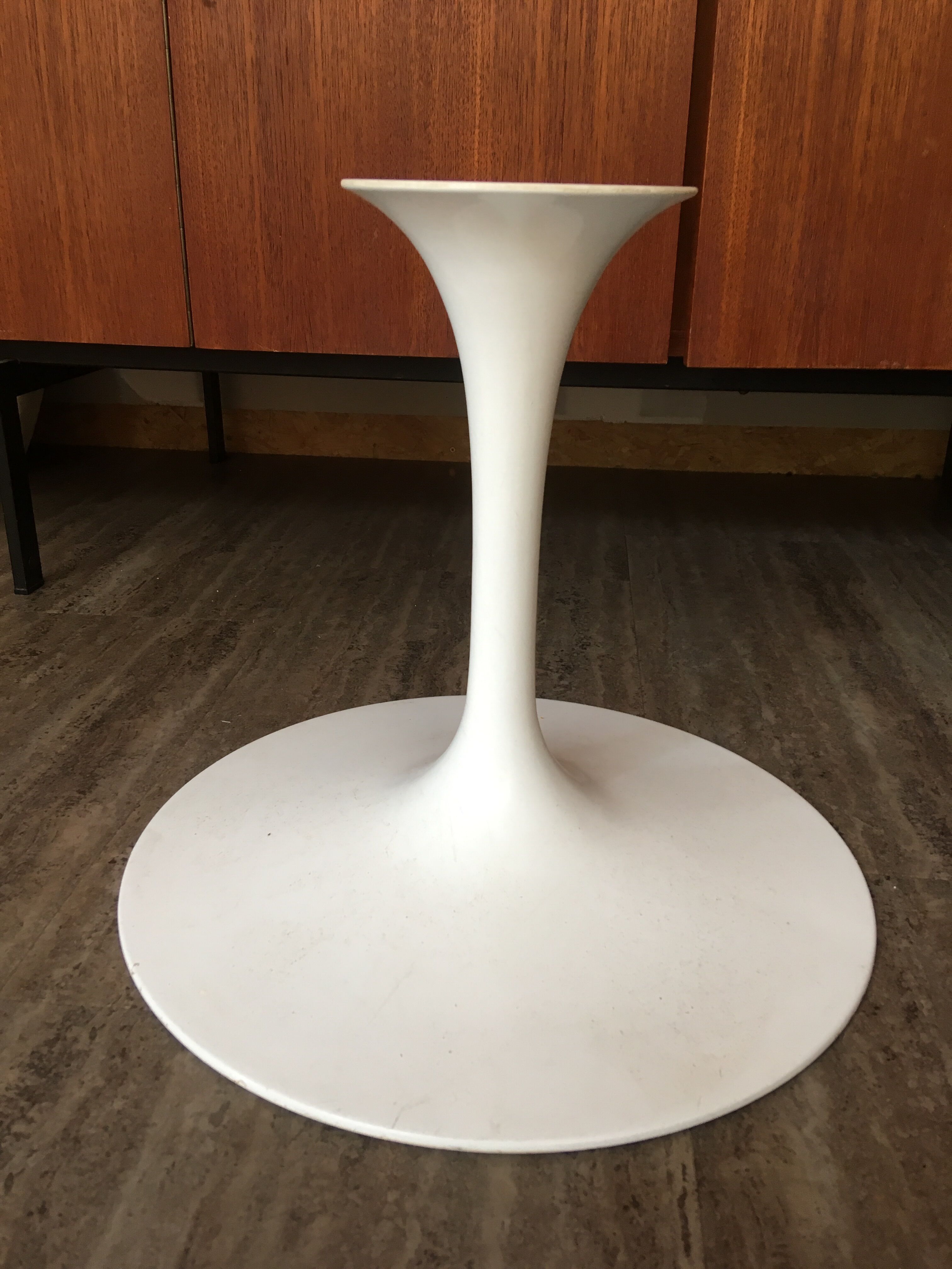 Eero Saarinen Tulip chair, produced by De Coene Courtrai