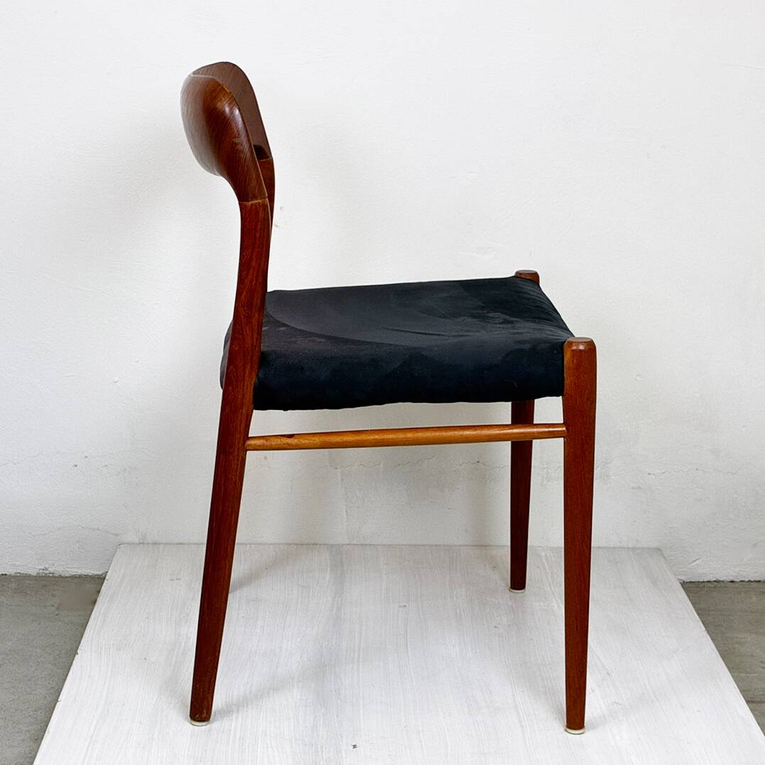 A beautiful pair of modern Scandinavian dining chairs in teak, model 75 by Niels Otto Møller.