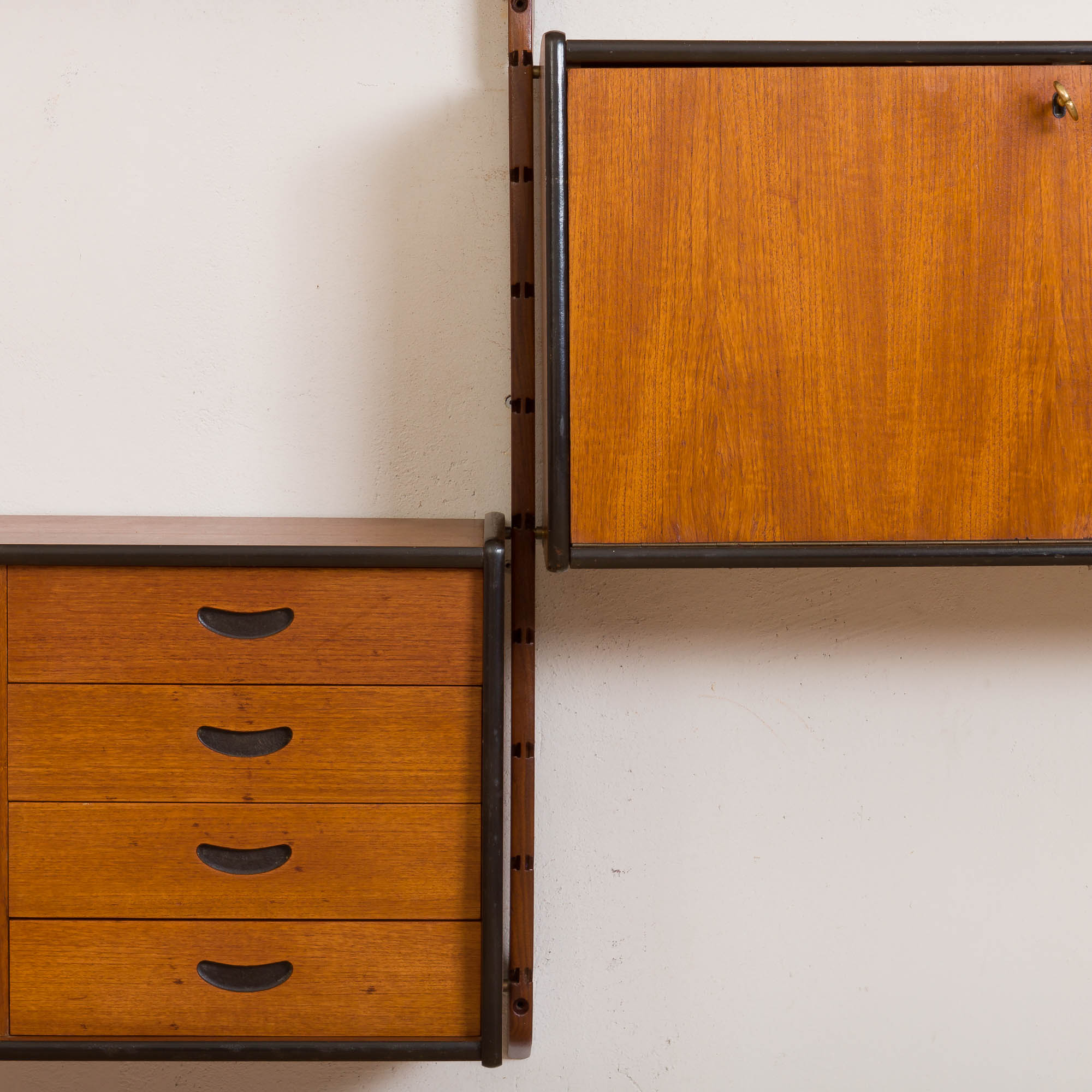 Ergo Wall Unit in teak with 6 shelves and 2 cabinets by John Texmon for Blindheim Møbelfabrikk, 2 ba
