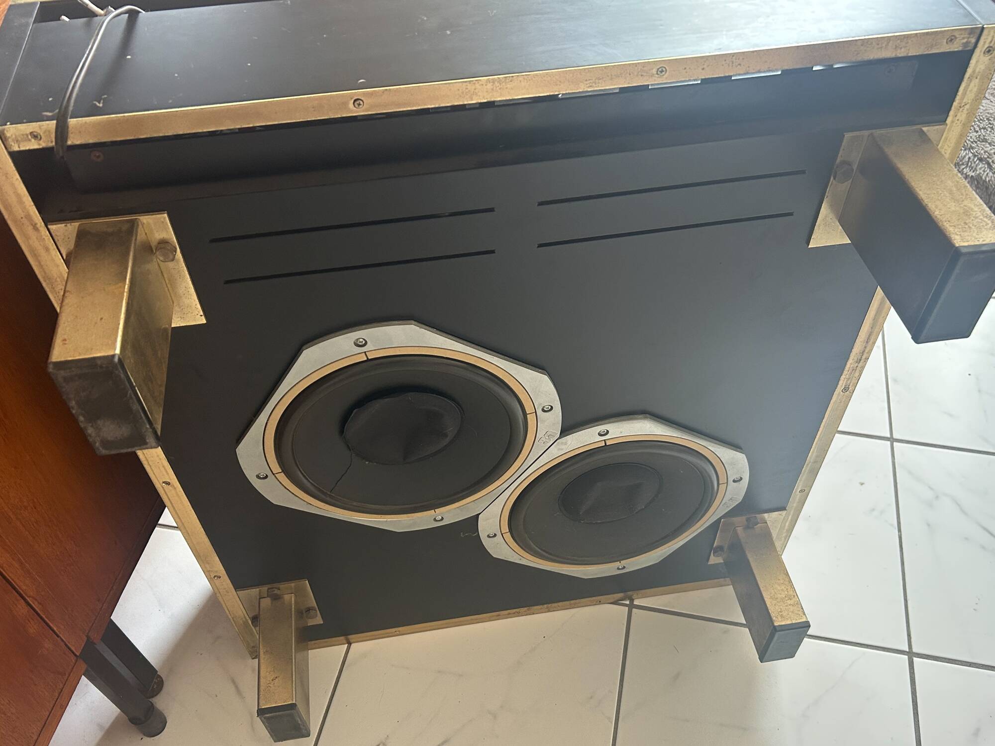 Triphonic coffee table • TR800 3A and its 2 speakers