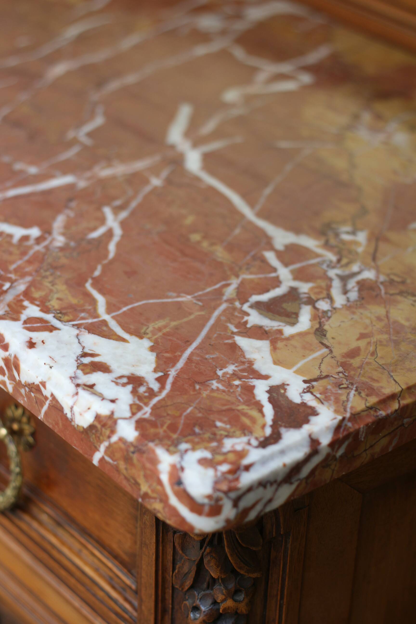 Buffet with mirror in solid walnut. Late 19th century, beautiful piece.