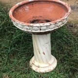 Jardinière en terre cuite sur colonne à motif