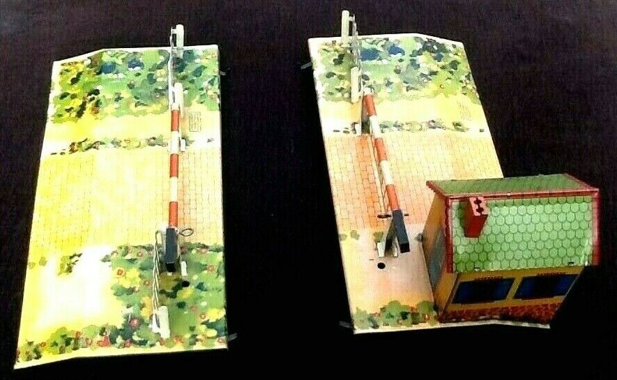 Level crossing with barrier guard house Made in France Meccano
